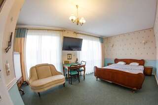 Отель GarageHotel Влоцлавек Номер с кроватью размера «king-size» и балконом-1